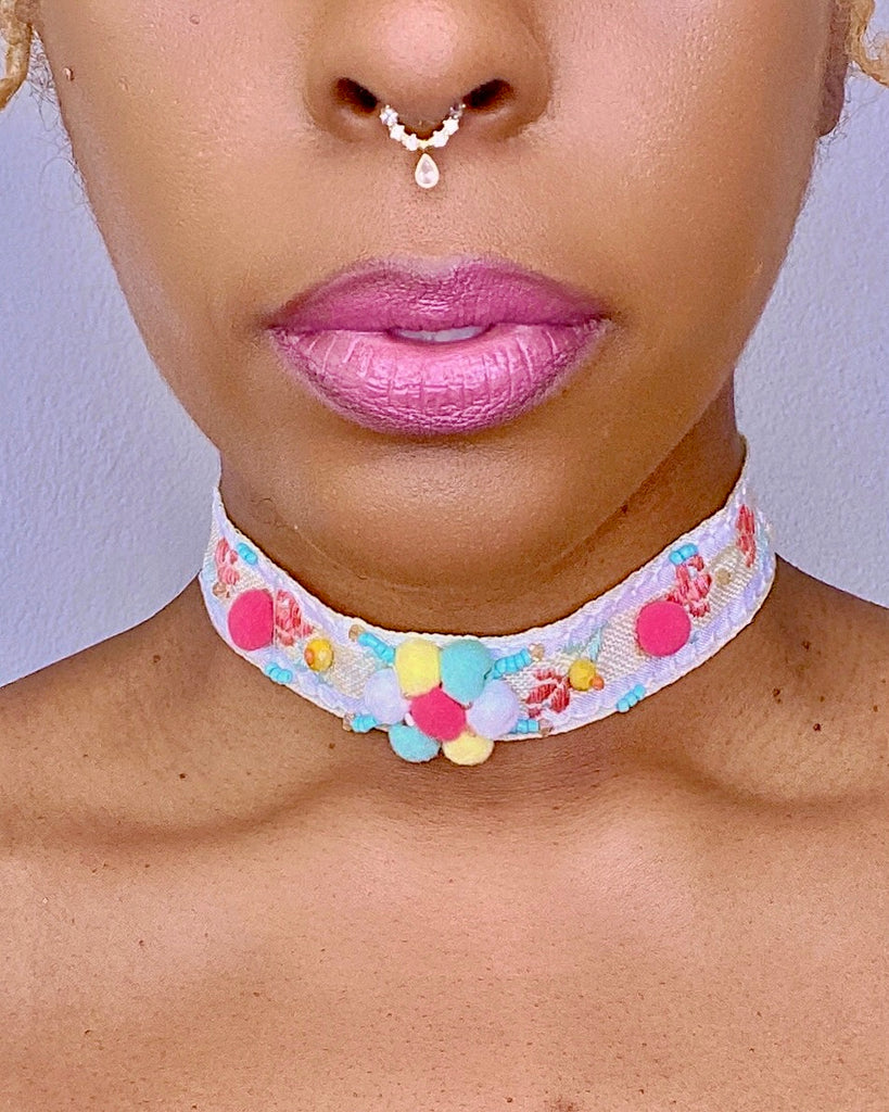 BRAND NEW Draya White Floral Embroidered Choker Necklace